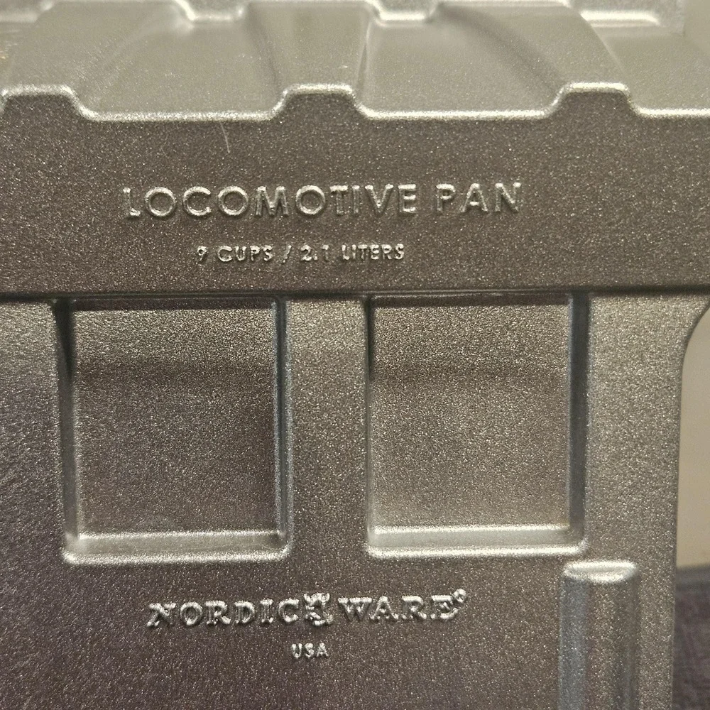 Nordic Ware Locomotive Pan Train Birthday‎ Cake Heavy Cast Aluminum Train